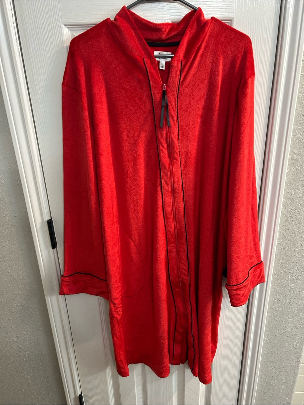 red Aria velour zip-front robe size xl long sleeve with black trim